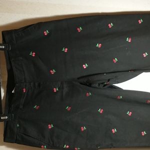 Black Capris pants with roses 🌹 on them, Size 16 Kim Rogers